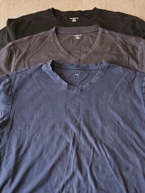 Bundle of 3 Saks Fifth Avenue Men's V-Neck T-Shirts - Size 2XL